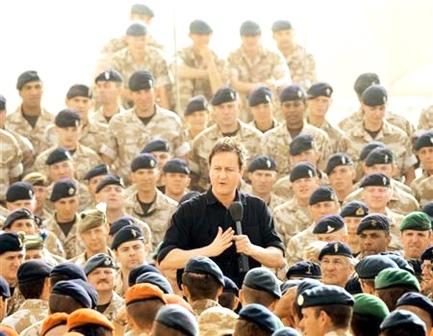 رئيس الوزراء البريطاني ديفيد كاميرون وسط جنود بلاده في أفغانستان أمس الأول